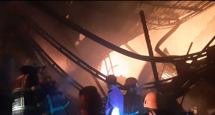 Gudang Penyimpanan Bahan Bangunan di Jalan A R Hakim Medan Area Terbakar