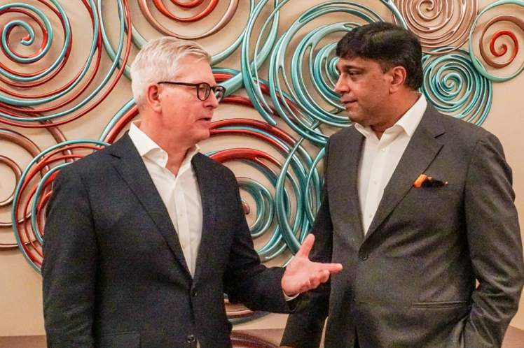 President Director & CEO Indosat Ooredoo Hutchison Vikram Sinha dan President & CEO of the Ericsson Group Borje Ekholm.