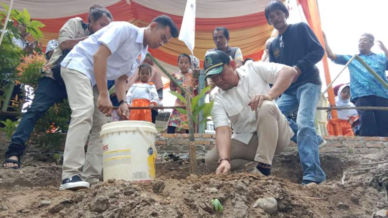 Dedy Aksyari Tanam Pohon di Bantaran Sungai Denai