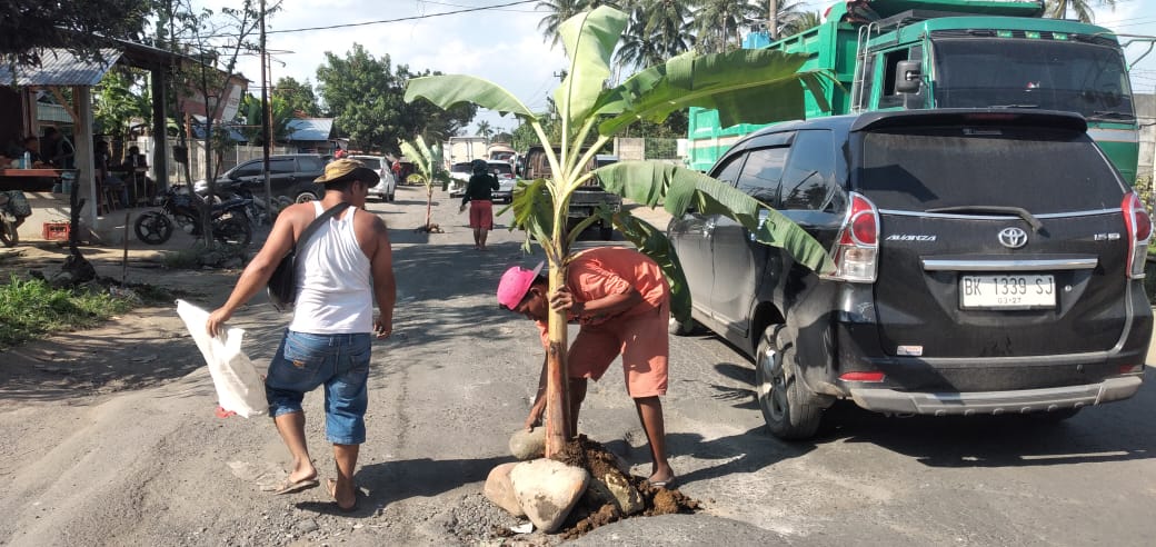 Warga Durin Simbelang Dan Tiang Layar Tanam Pohon Pisang Di Tengah Jalan 