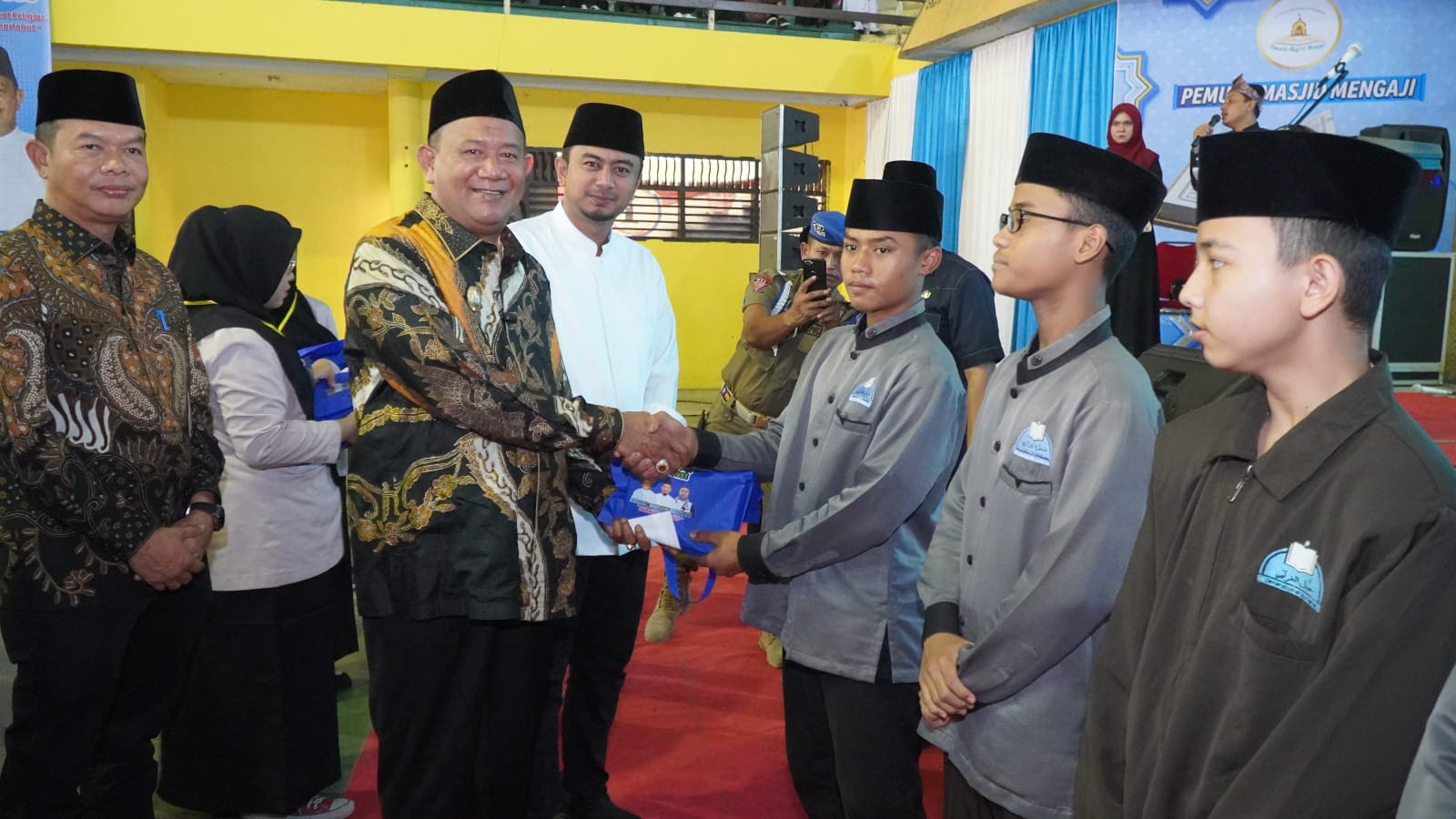 Syah Afandin Sumbangkan 100 Al Quran untuk Para Hafizh