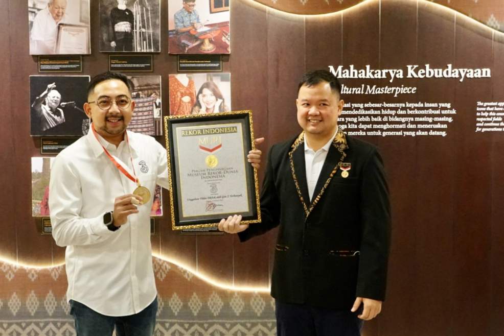 VP Head of Digital Marketing & Engagement IOH M. Thoriq Syarief Husein (kiri) dan Wakil Direktur Utama MURI Osmar Semesta Susilo (kanan) saat penyerahan piagam penghargaan Museum Rekor Dunia Indonesia di Jakarta.