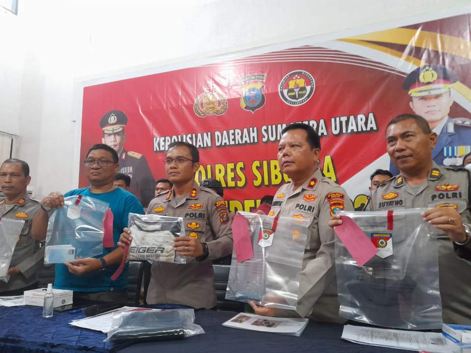 Kapolresta Sibolga, AKBP Taryono Raharja S.I.K, S.H, M,H didampingi Waka Polres dan Kasat Reskrim serta Kasi Humas dan personil Polresta Sibolga, saat menggelar konferensi pers.