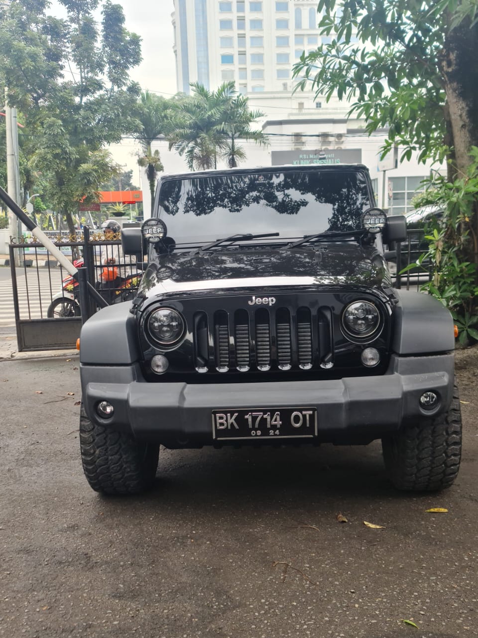 Heboh! Oknum Hakim Diduga Pamer Bawa Mobil Mewah Jeep Rubicon ke PN Medan
