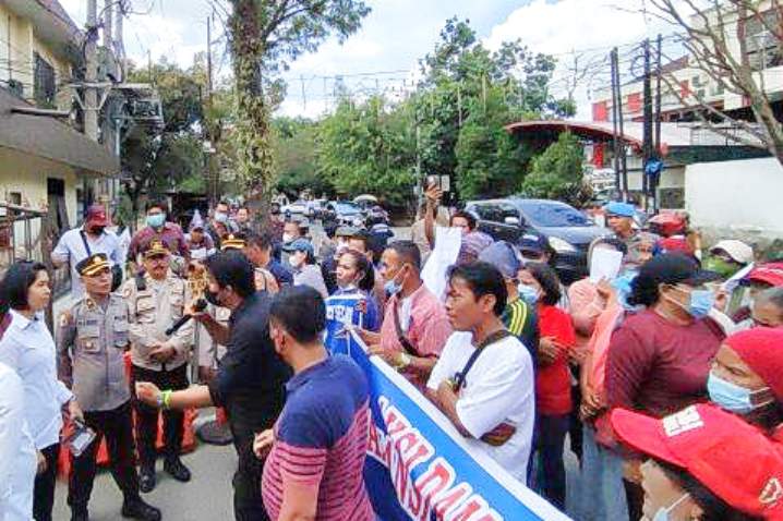 Kasus 2 Anggota Dewan Aniaya Warga Belum Ada Tersangka, Warga Demo Polrestabes Medan!