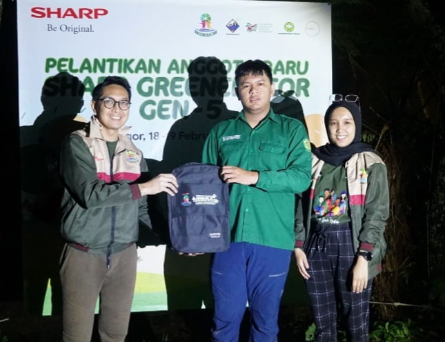 Pandu Setio, Senior PR & Brand Communication Manager, SEID bersama dengan Prima Yulina, Presiden Sharp Greenerator mengesahkan anggota baru Sharp Greenerator