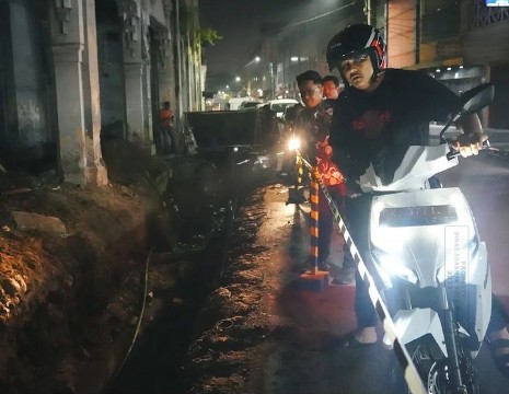 Kadis PU Medan Kontrol Jalan Rusak Naik Kereta Listrik