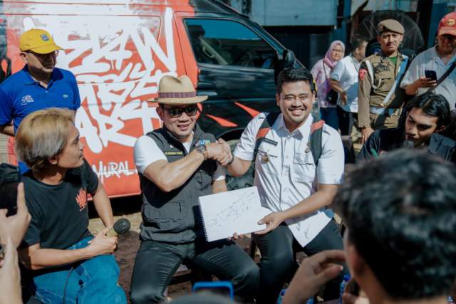 Wali Kota Medan Bobby Nasution bersama Gubernur Jawa Barat Ridwan Kamil di Jalan Pegadaian, Medan, Rabu (1/2/2023).