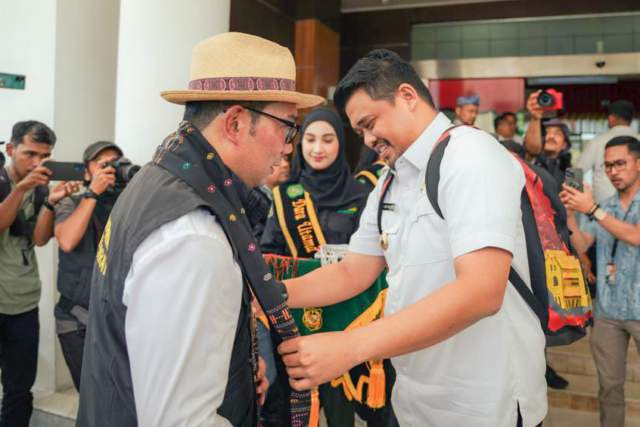 Walikota Medan Bobby Nasution mengulosi Gubernur Jawa Barat Ridwan Kamil, di Balai Kota Medan, Rabu (1/2/2023).