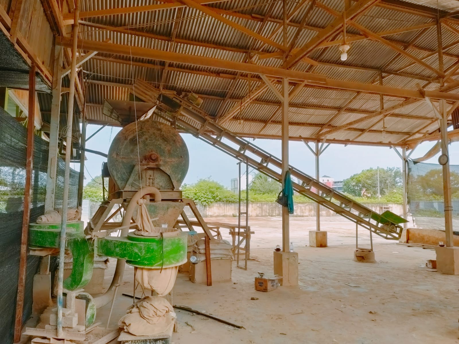 Dikabarkan Pagar Warna Biru Lokasi Judi, Ternyata Hanya Pengolahan Tanah Liat 
