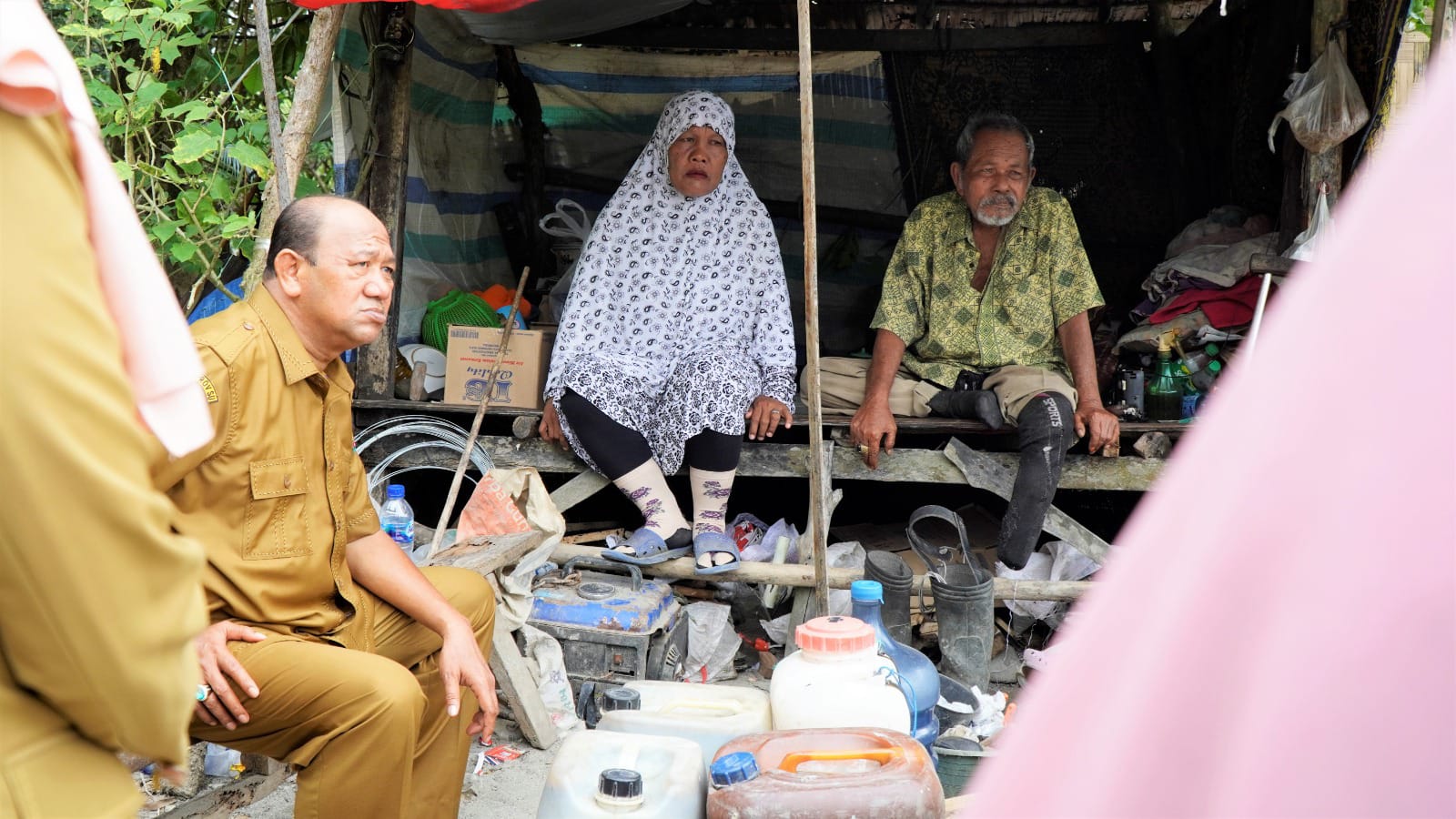 Masyarakat Desa Suka Mulya  Swadaya Bantu Bedah Rumah Tak Layak Huni