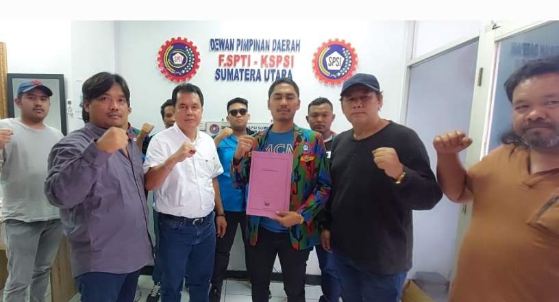 Ketua DPD FSPTI-K SPSI Sumut Ir Timbul Limbong Serahkan SK DPC Karo Kepada Rio Eltar