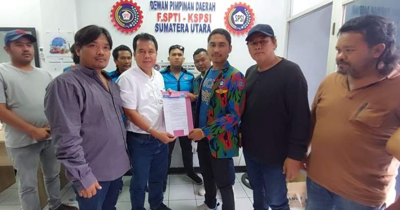 Ketua DPD F SPTI-K SPSI Sumut Ir Timbul Limbong Serahkan SK DPC Karo Kepada Rio Eltar