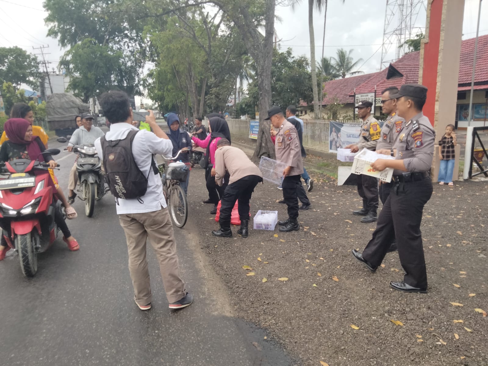 Polsek Pangkalan Brandan Bagi-bagi Takjil Jelang Buka Puasa
