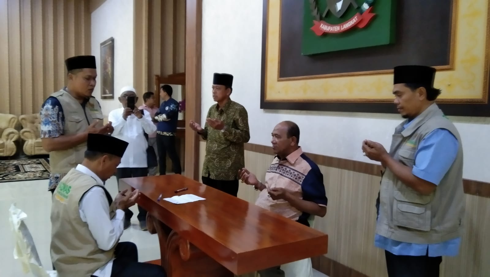 Plt Bupati Langkat Serahkan Zakat Mal Rp150 Juta ke Baznas