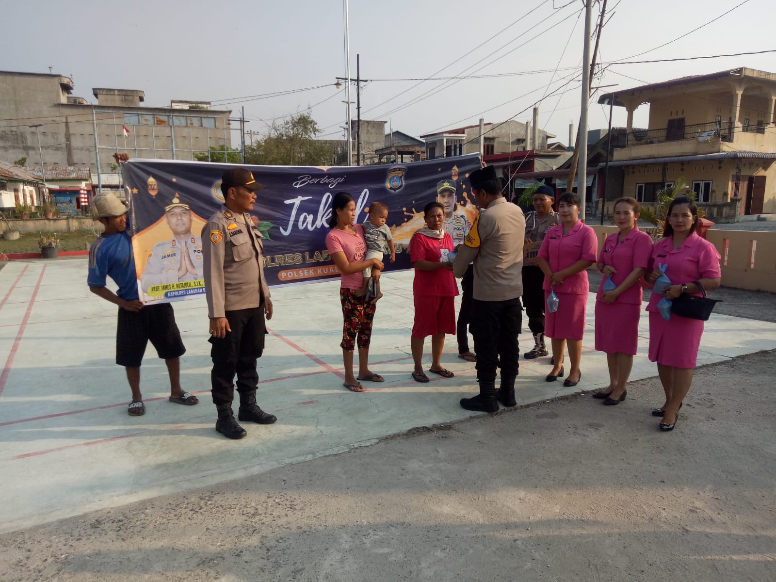 Indahnya Berbagi Di Bulan Ramadhan, Kapolsek Kualuh Hilir Kembali Bagikan Takjil