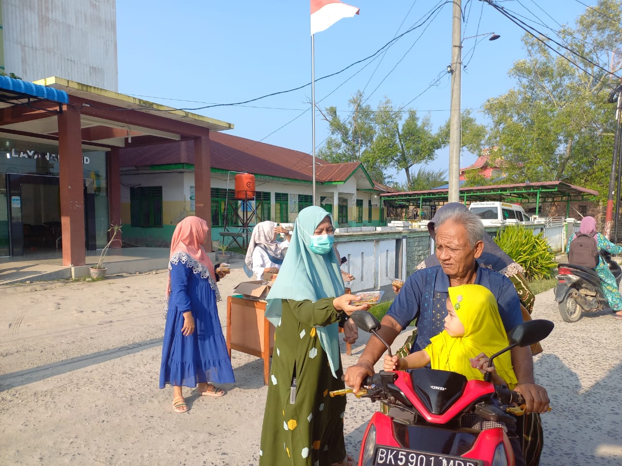 UPTD Puskesmas Tanjung Leidong Bagikan 200 Bungkus Takjil