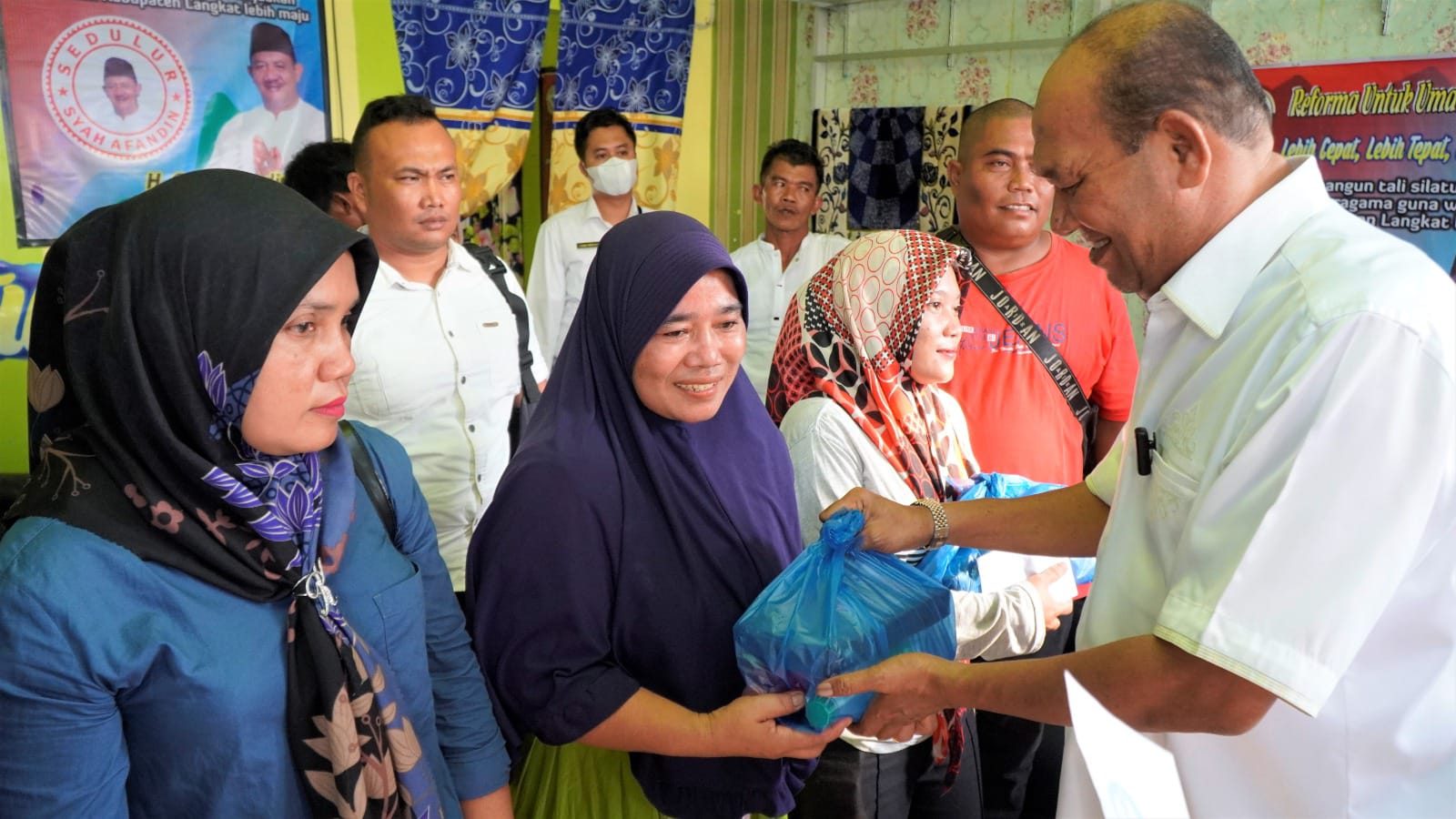 Syah Afandin Bagikan 300 Paket Sembako untuk Masyarakat Terdampak Abu Pembangunan Tol
