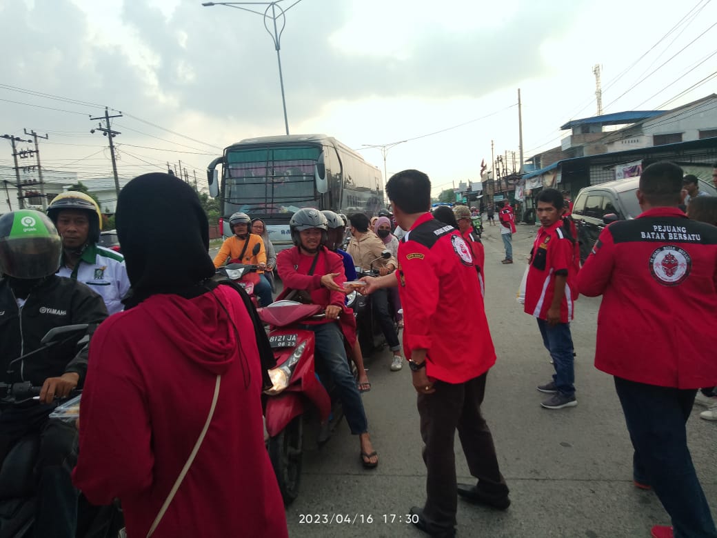 Indahnya Berbagai Di Bulan Ramadhan, DPW & DPD Pejuang Batak Bersatu Berbagi Takjil 