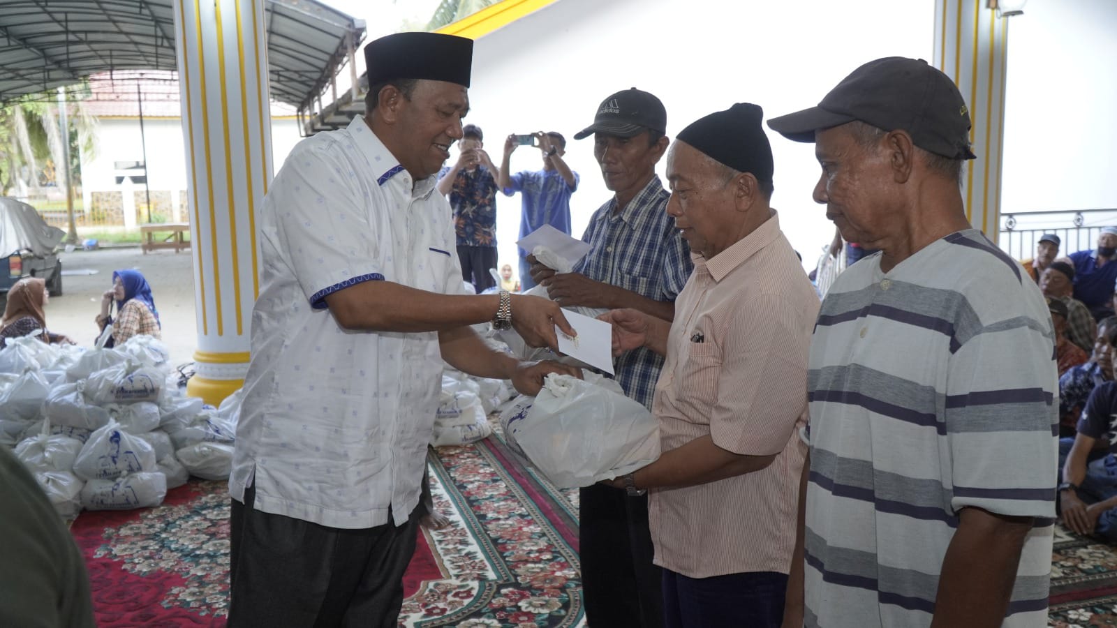 Plt Bupati Langkat Menyerahkan 500 Paket Sembako