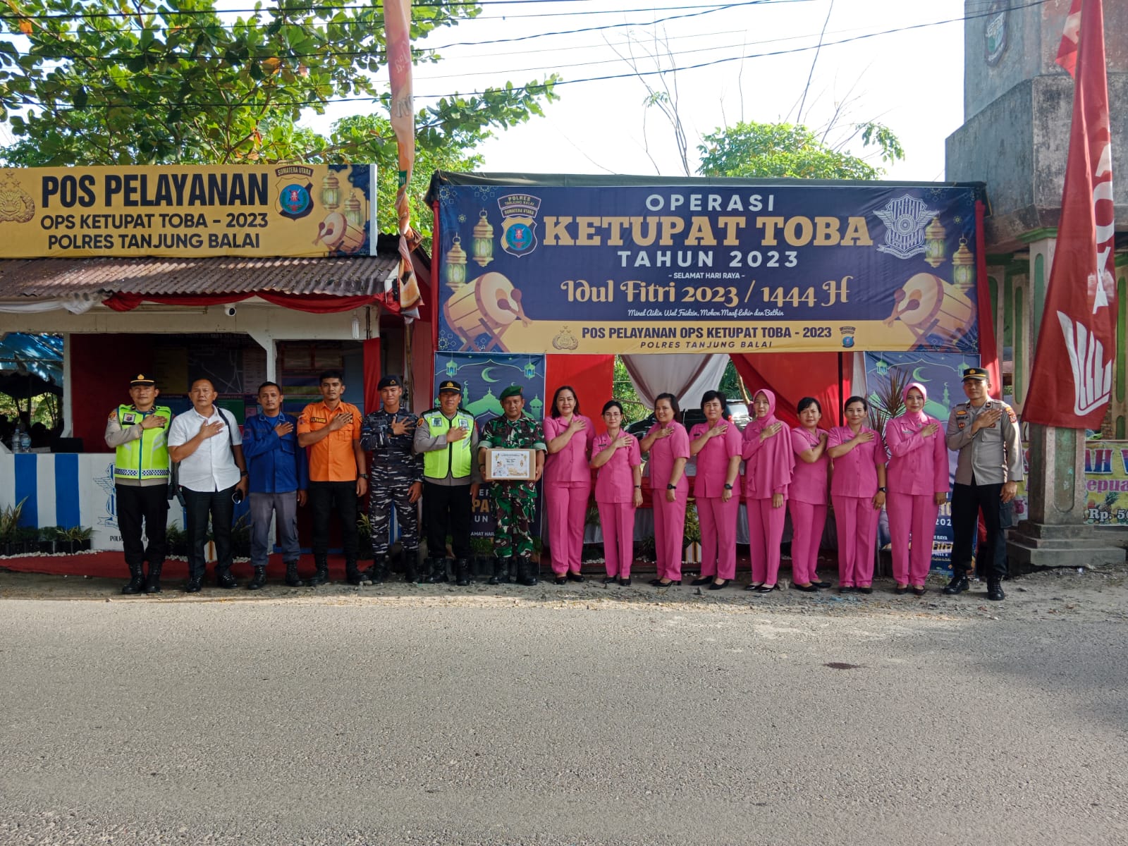 Ketua Bhayangkari Polres Tanjung Balai Berikan Paket Lebaran Kepada Personil 