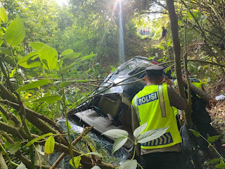 Polres Simalungun Evakuasi Mobil Masuk Jurang