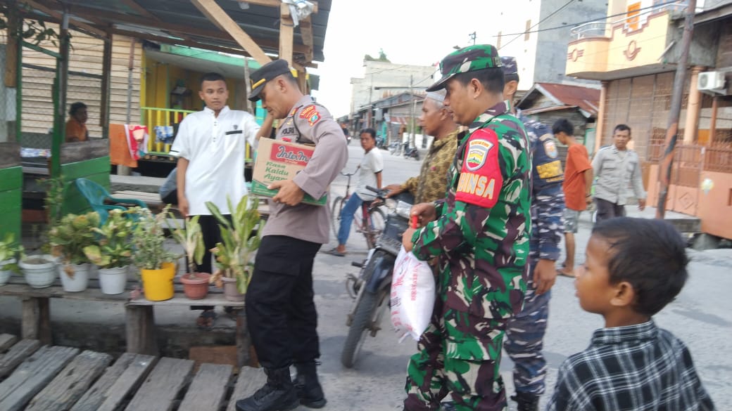 Polsek Kualuh Hilir Bersama Koramil 02/TL Dan Muspika Berikan Bantuan Kepada Warga Kurang Mampu 