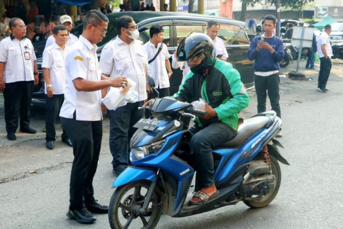 Raih Keberkahan, PUD Pasar Bagi-Bagi Takjil Gratis ke Pengendara dan Pedagang