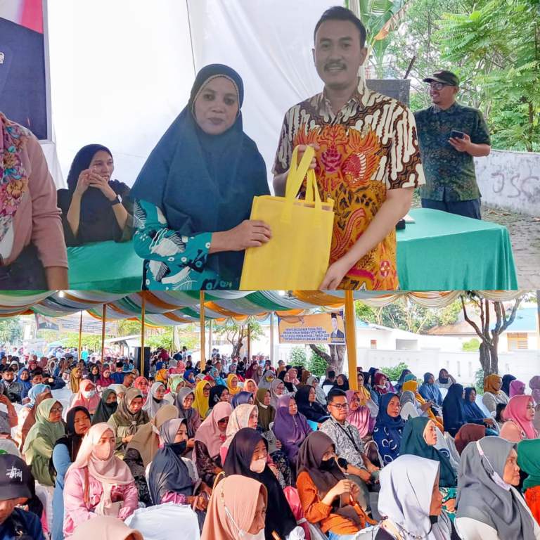 Anggota DPRD Medan, Afri Rizki Lubis, saat Sosialisasi Peraturan Daerah Nomor 2 Tahun 2018 tentang Penanggulangan Bencana, di Pelataran Parkir Mesjid Nurul Ikhwan, Jalan Karya Kasih Kelurahan Pangkalan Masyhur Kecamatan Medan Johor, Senin (10/4/2023) sore.