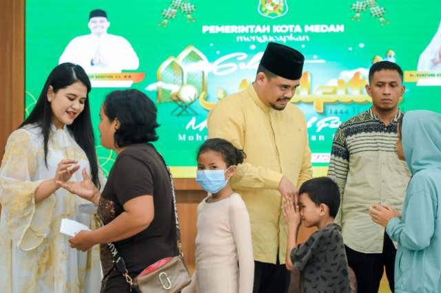 Silaturahmi, Masyarakat Kota Medan Hadiri Open House Bobby Nasution