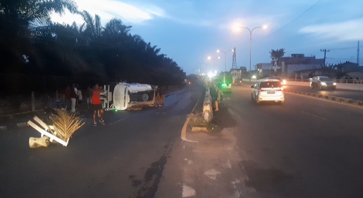 Tabrak Beton Pembatas FlyOver Mobil Tangki Terbalik, 7 Ton Air Isi Ulang Tumpah ke Jalan