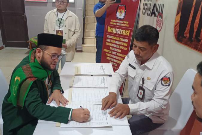 Balon DPD RI Dedi Iskandar Batubara saat mendaftar ke KPU Sumut.