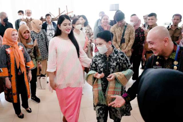 Kahiyang Ayu dan Pengurus Dekranas Tinjau Pelatihan Tenun Dekranasda Medan