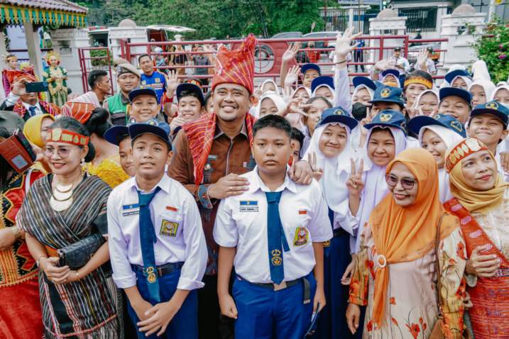Kenakan Pakaian Adat Karo, Bobby Nasution Inspektur Upacara Hari Pendidikan Nasional