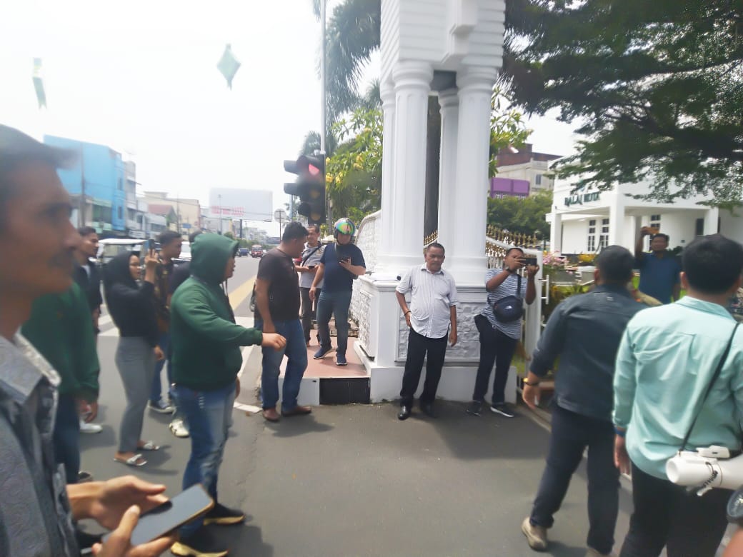 Ada Apa? Puluhan Mahasiswa Geruduk Kantor Walikota