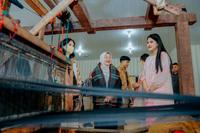 Tinjau UPT Pelayanan Sentra IKM, Ny Kahiyang Ayu: Lahirkan Pelaku Ekonomi Kreatif & Inovatif