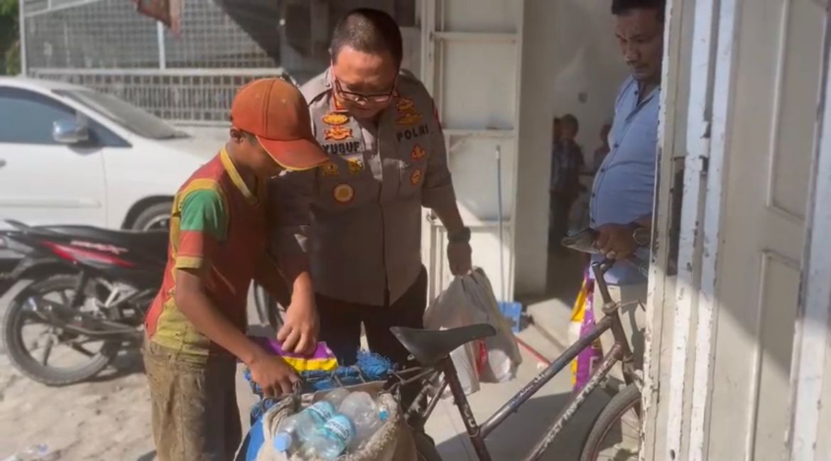 Bentuk Kasih Sayang, Kapolres Tanjungbalai Ajak Pemulung Belanja  Sembako 