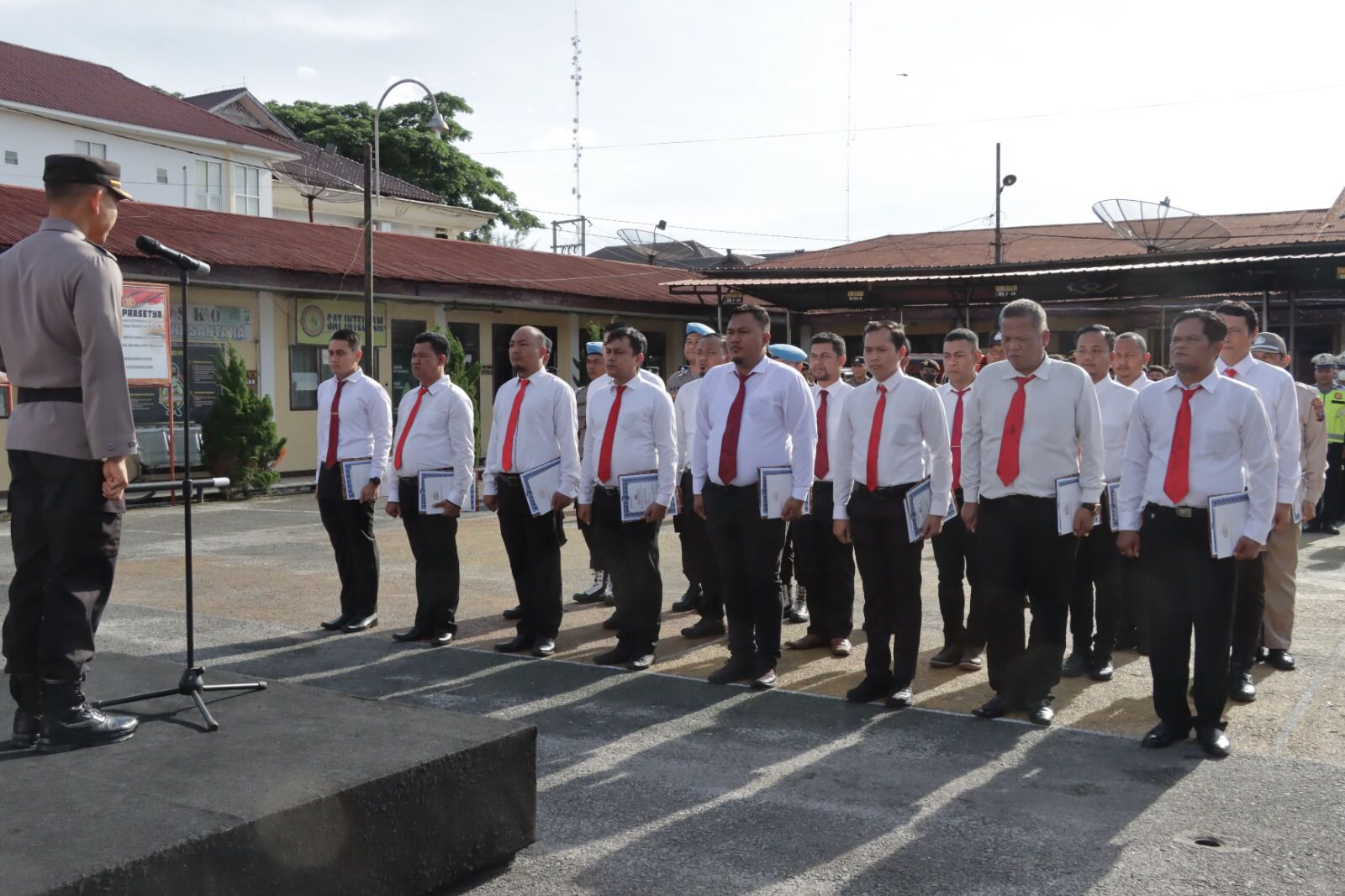 Kapolres Siantar Berikan  Reward Kepada 22 Personel Terbaik