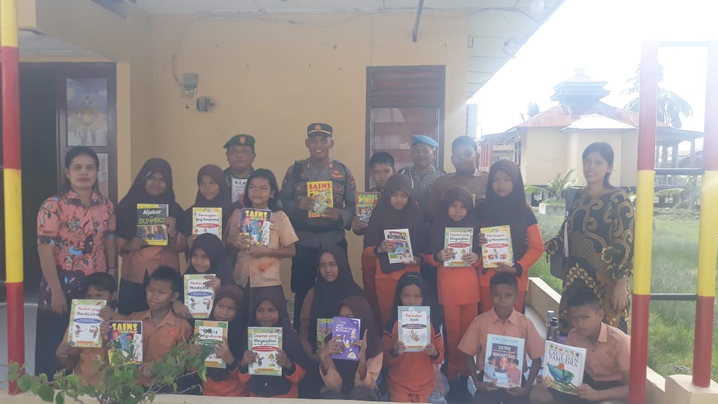 Hore!  Selain Mobil SIM Keliling,  Polres Labuhanbatu Juga Menyediakan Perpustakaan Keliling di Polsek Kualuh Hilir 
