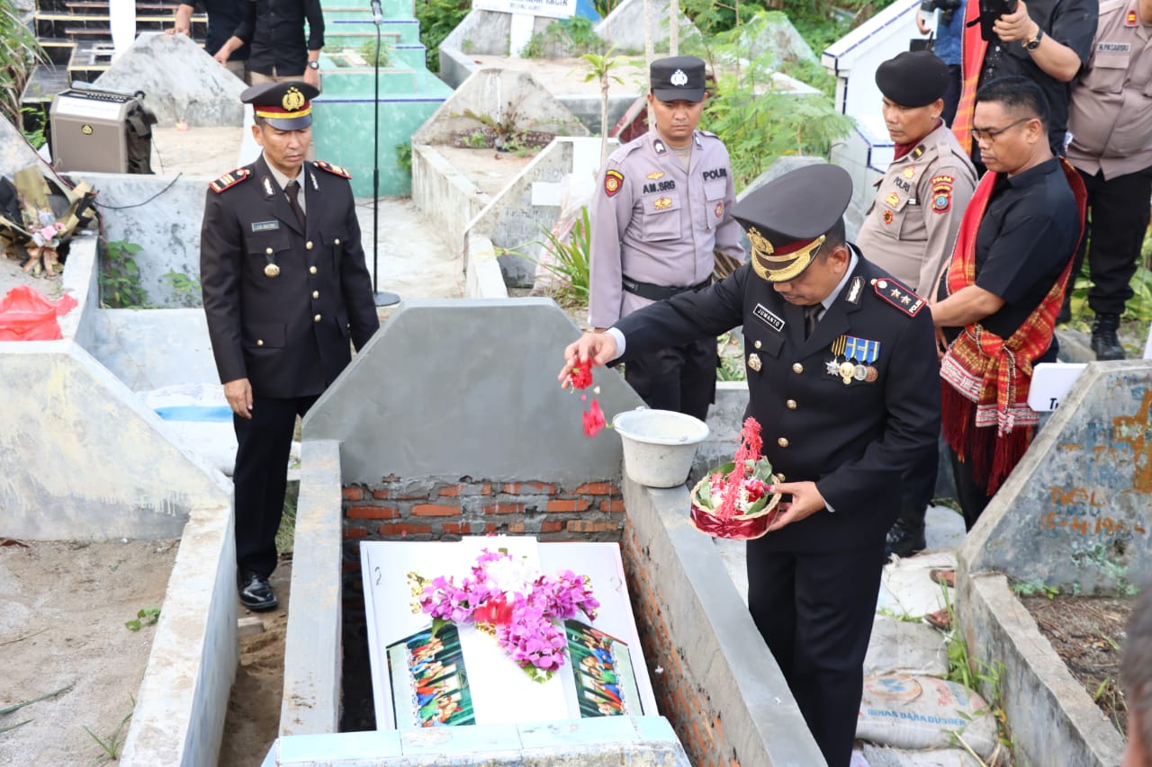 Polres Tanjung Balai AKBP H. Jumanto Pimpin Upacara Pemakaman Alm. Aiptu Elisa Samosir