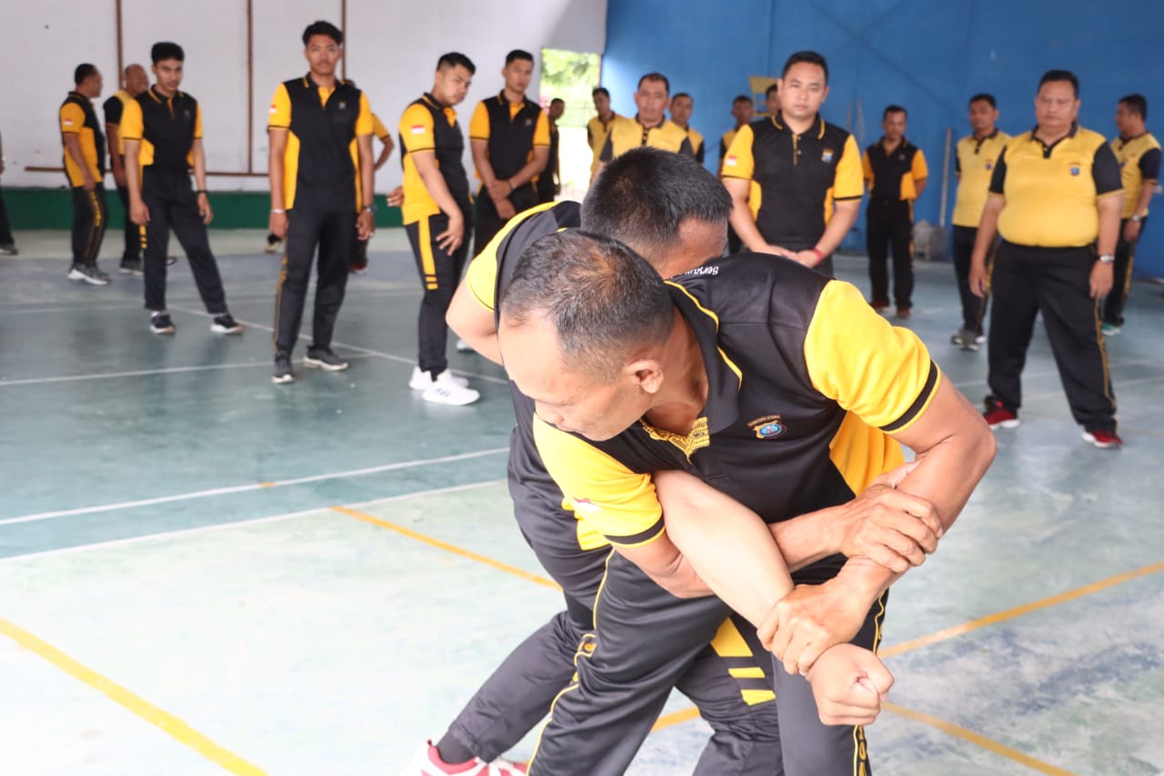 Personil Polres Tanjung Balai Melaksanakan Latihan Beladiri Polri 
