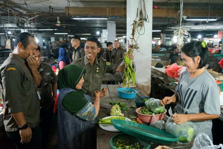 Tumbuhkan Kesadaran Jaga Kebersihan, Dirut Sosialisasi dan Edukasi ke Pedagang