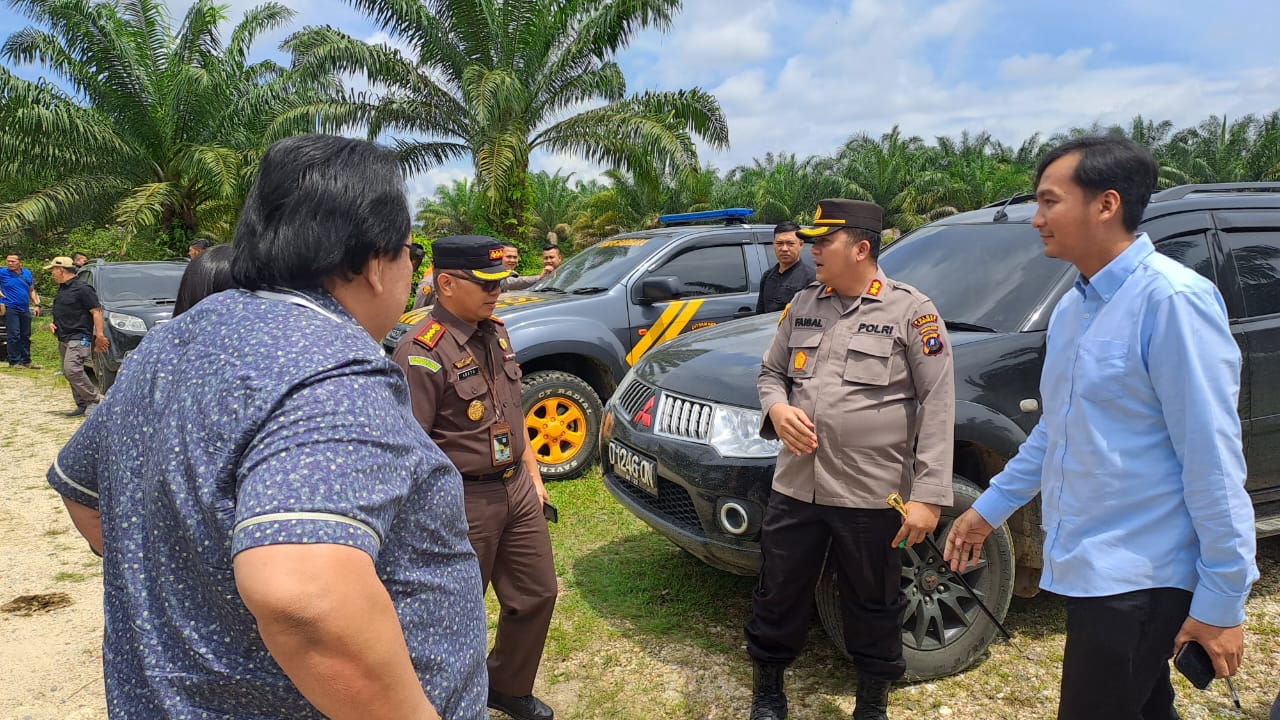 Kapolres Langkat Pimpin Pengamanan Sidang Lapangan Kasus Pembunuhan di Desa Besilam 