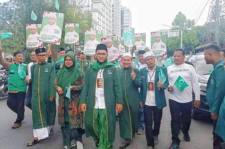 Balon DPD RI Dedi Iskandar Batubara saat mendaftar ke KPU Sumut.