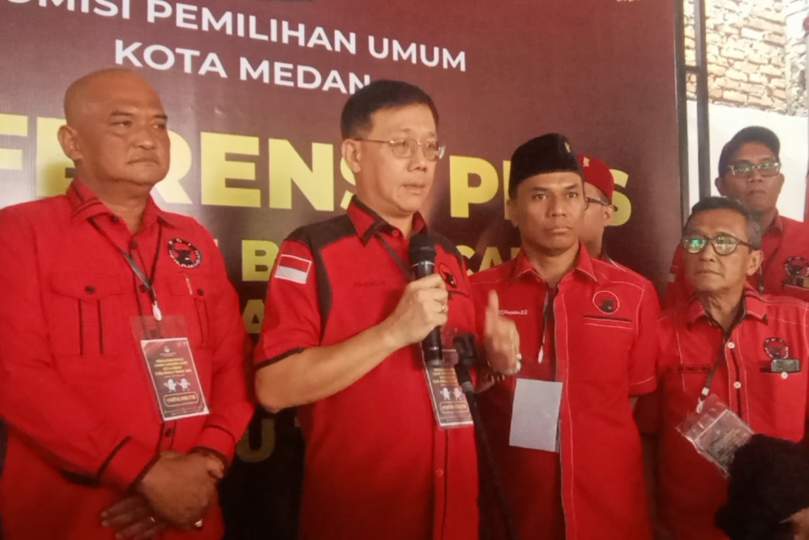 Berjalan Kaki, Pengurus PDI Perjuangan Medan Antarkan Berkas 50 Bacaleg ke KPU