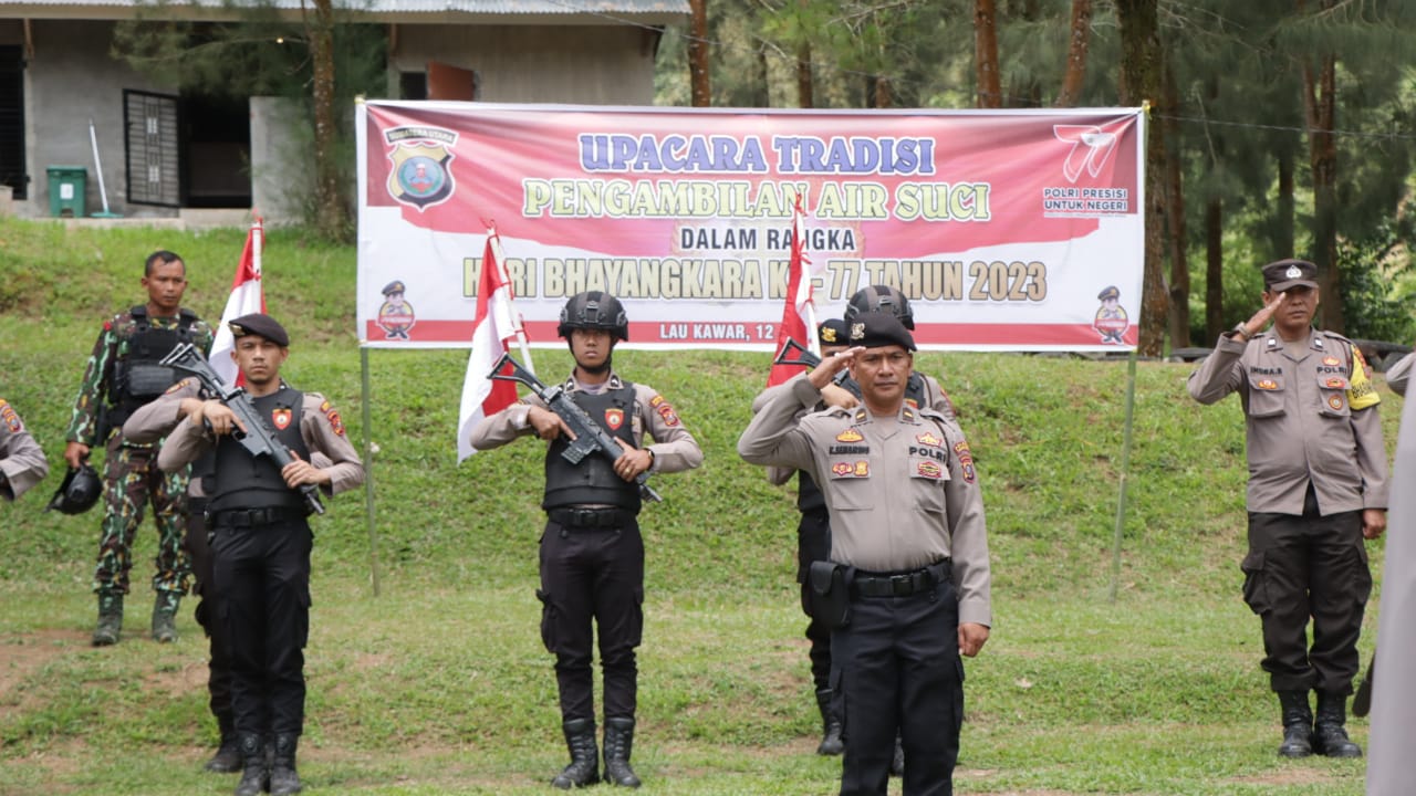 Polres Tanah Karo Bersama Batalyon A Brimob Polda Sumut Laksanakan Upacara Tradisi Pengambilan Air Suci