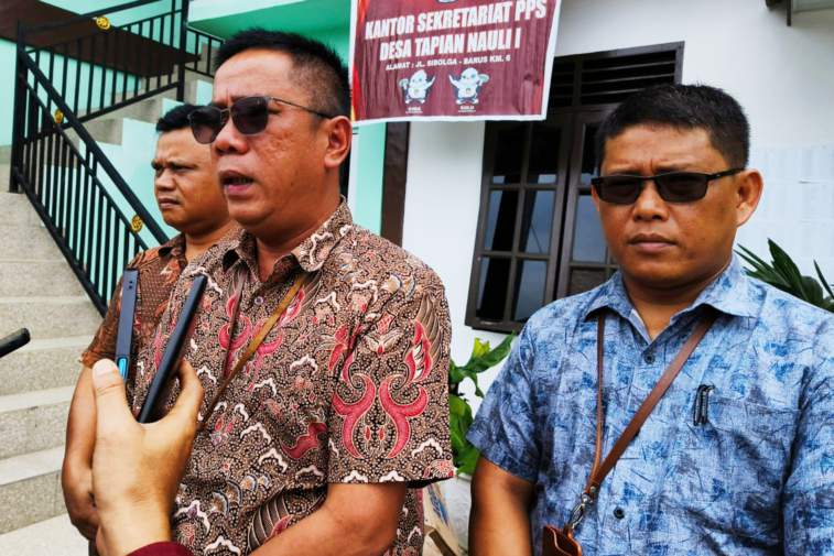 Kasipidsus Kejari Sibolga, Togap Silalahi (Tengah) dan Jaksa Fungsional Kejari Sibolga, Augus Vernando Sinaga serta Kartijo Ronald Tamba ketika menyampaikan konfirmasi usai memberikan penerangan hukum.