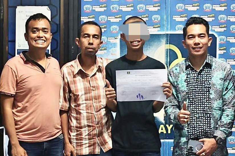 GSM (tengah) usai keluar dari rutan, diapit ayah dan penasihat hukumnya.