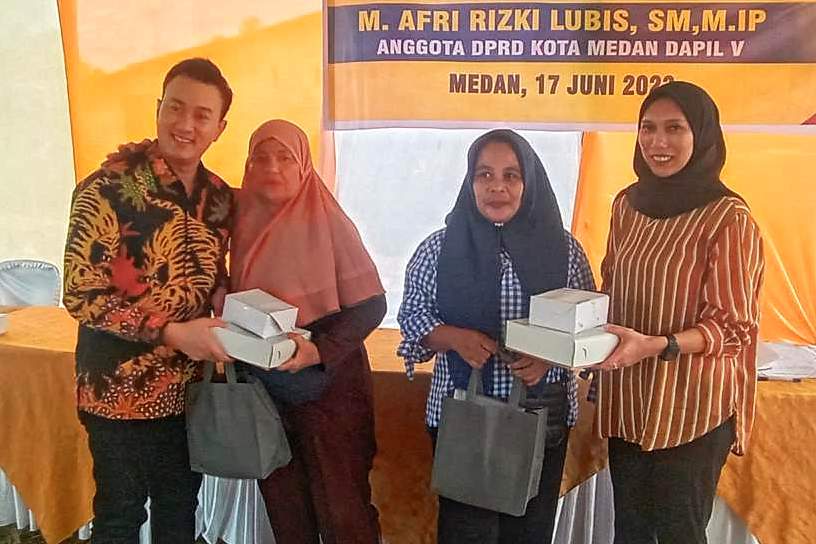 Warga saat Sosper Anggota DPRD Medan Afri Rizki Lubis: Kalau Puskesmas Tutup, Bagaimana?