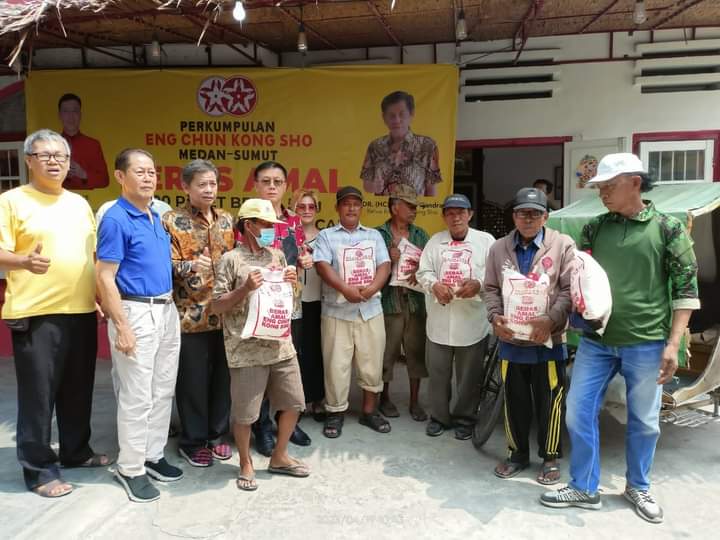 Bersama Perkumpulan Eng Chun Kong Sho, Ketua DPRD Medan Bagikan 500 Paket Beras